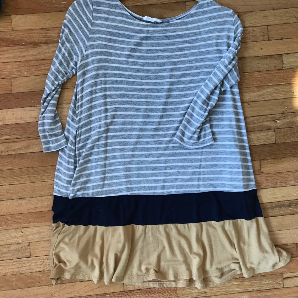 3/4 sleeve tunic with pockets!!